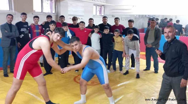 Develi'de liselerarası güreş müsabakaları yapıldı