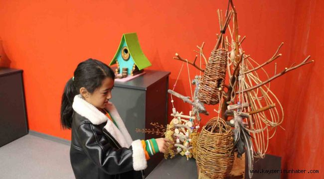 Doğada bulduğu ahşap parçalarını kuş evini çevirdi