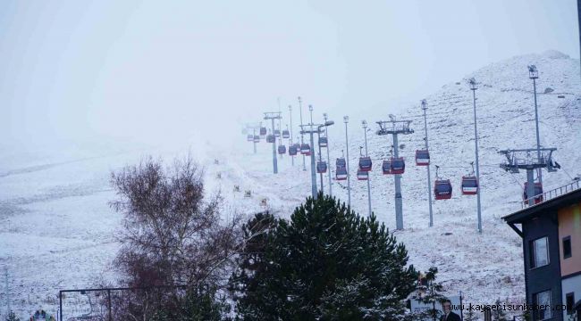 Erciyes'te kar yağışı, dağ beyaza büründü