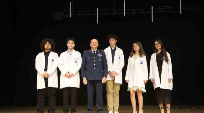 ERÜ Tıp Fakültesi'nde dönem 1 öğrencileri törenle önlük giydi