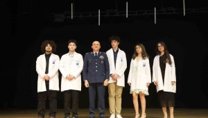 ERÜ Tıp Fakültesi'nde dönem 1 öğrencileri törenle önlük giydi