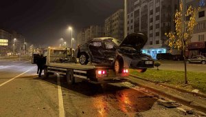 Kayseri'de iki otomobil çarpıştı: 1'i ağır 3 yaralı