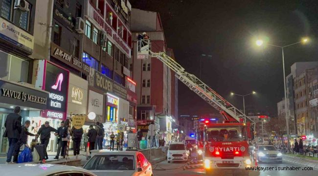 Kayseri'de iş merkezinde çıkan yangın söndürüldü