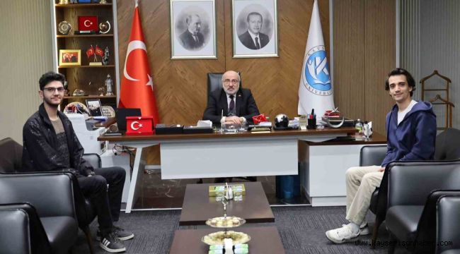 KAYÜ'nün başarılı öğrencilerinden Rektör Karamustafa'ya ziyaret