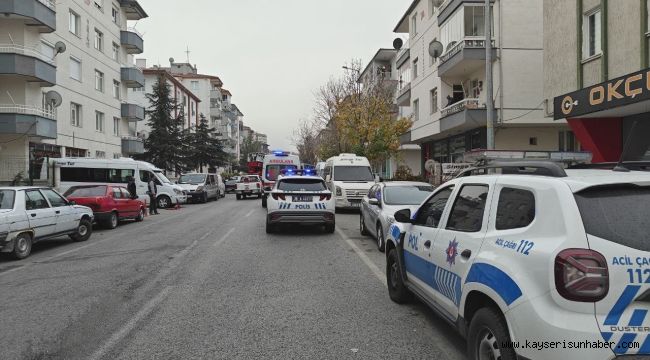 Kendini kilitlediği evini ateşe verdi