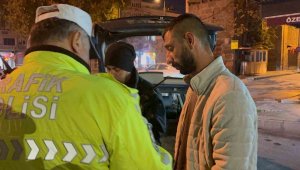 Kimlik isteyen polise sosyal medyasını açtı