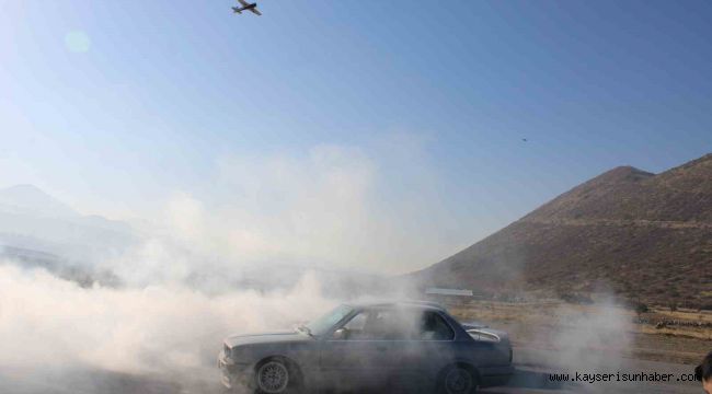 Model uçaklarla klasik otomobiller aynı pistte buluştu