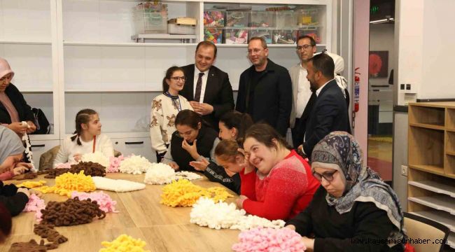 Özel kız öğrencilerinin el emeği atkıları, sevgi evlerindeki çocukları ısıttı