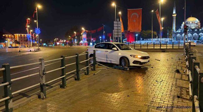 Seyir halindeyken uyuyan otomobil sürücüsü bariyerlere girdi