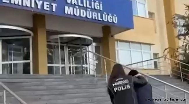 Uluslararası uyuşturucu madde ticareti yapan şüpheli midesinde uyuşturucuyla yakalandı