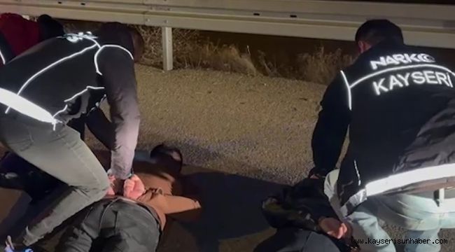 Uyuşturucu tacirlerinin aracından 1 kilo uyuşturucu çıktı