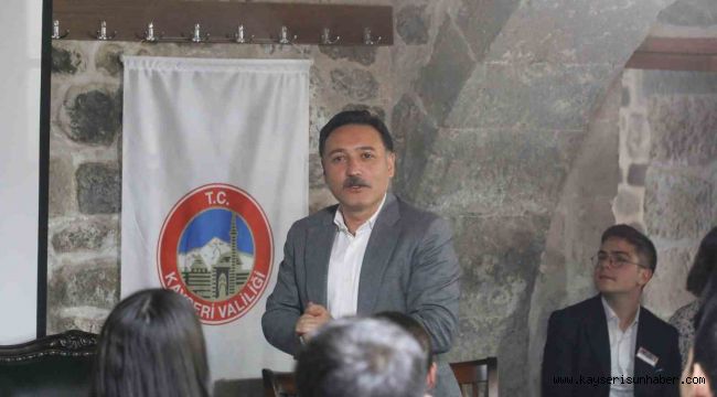 Vali Çiçek; Mektep Melikgazi'de öğrencilerle tecrübelerini paylaştı