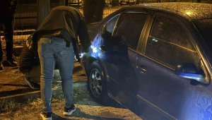 Aynı otoparktaki 5 otomobilin lastiğini kestiler