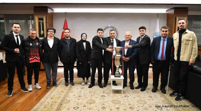 Başkan Büyükkılıç'a Sesi Görenler 1. Ligi'nde kazanılan şampiyonluk kupası takdim edildi