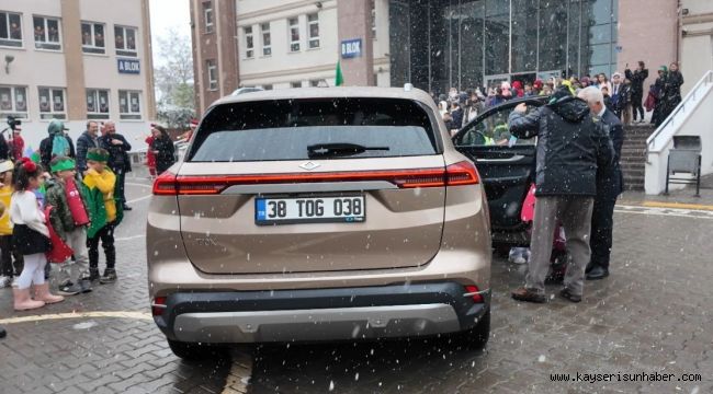 Başkan Büyükkılıç'ın Togg'u, Yerli Malı Haftası'nda öğrencilerle buluştu