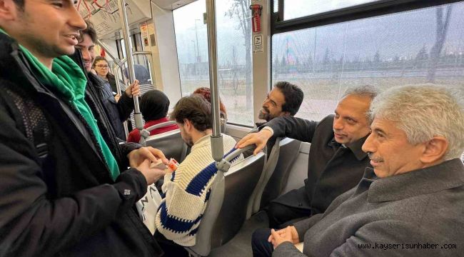 Başkan Yalçın meclis toplantısına tramvayla gitti