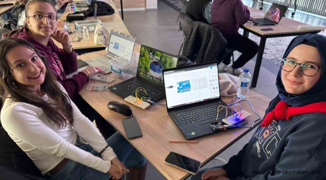 Büyükşehir'in Bilişim Akademisi'nden öğretmen adaylarına robotik kodlama eğitimi