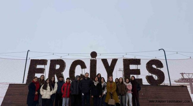 Erciyes'in zirvesinde öğrencilere yönelik 'Uluslararası Dağlar Günü' etkinliği