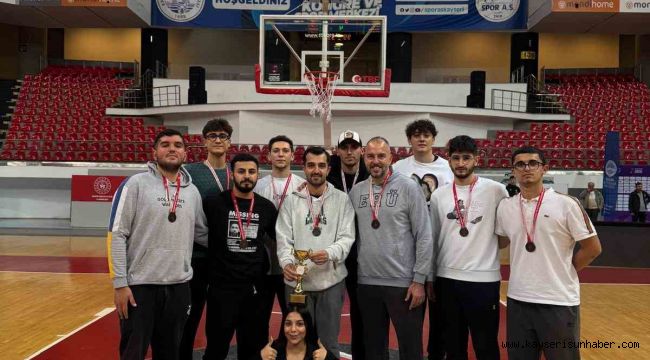 Hasketbol SK'da 15 maçta 32 oyuncu forma giydi