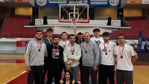 Hasketbol SK'da 15 maçta 32 oyuncu forma giydi