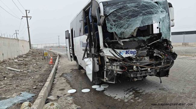 İşçi servisi tır dorsesine arkadan çarptı: 22 yaralı