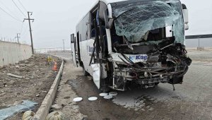 İşçi servisi tır dorsesine arkadan çarptı: 22 yaralı