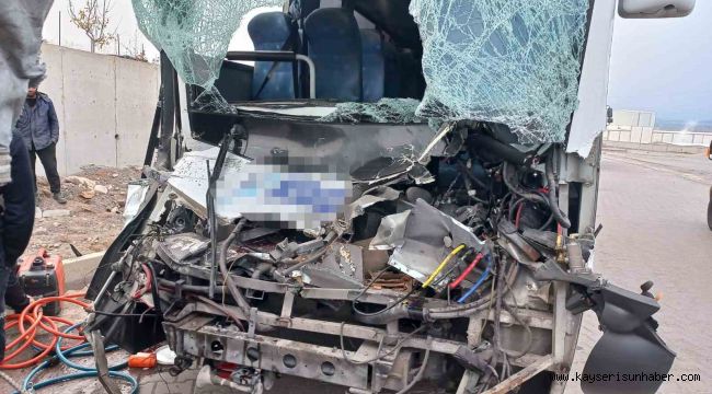 İşçi servisi tıra arkadan çarptı: Çok sayıda yaralı var