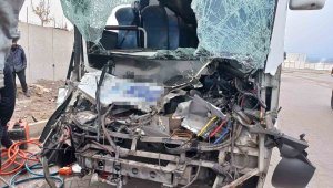 İşçi servisi tıra arkadan çarptı: Çok sayıda yaralı var