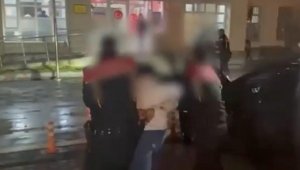 Kayseri'de 3 polis aracına çarparak kaçan suç makinası yakalandı