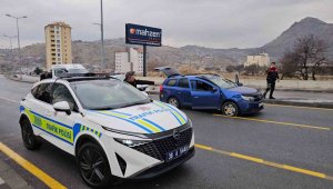 Kayseri'de 3 polis aracına çarparak kaçan şüpheli araç lastiklerine ateş edilerek yakalandı