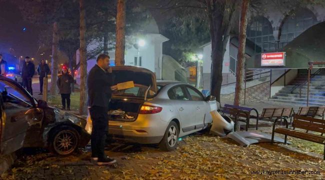 Kaza yapan otomobiller cami bahçesine girdi