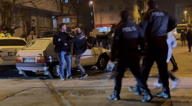 Kazada savrulan otomobil kaldırımdaki yayalara çarptı: 4 yaralı