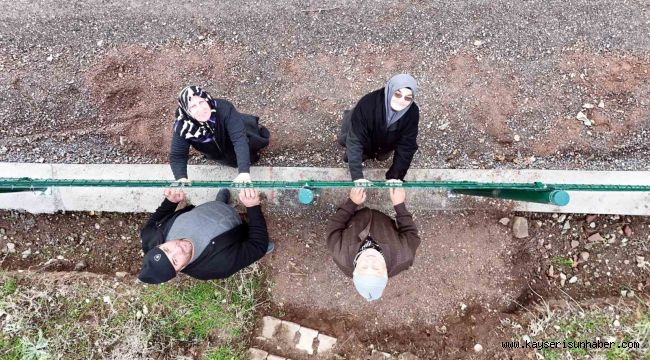 Kemal Sunal'ın propaganda filmi gerçek oldu: Tel örgüyle ikiye bölünen mahallede vatandaşlar ihtiyaçlarını gidermek için 5 kilometre yürüyor