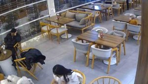 Kontrolden çıkan otomobil kafeteryaya girdi: Saniyelerle kurtuldular