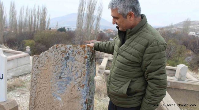 Mezarlıktaki esrarengiz taş