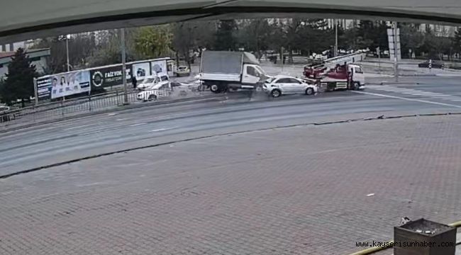 Ortalığın savaş alanına döndüğü kaza kamerada