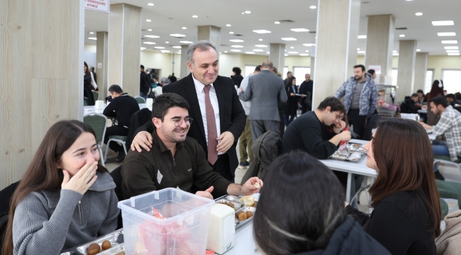 Rektör Prof. Dr. Altun, Öğrenciler ile Yemek Yedi