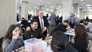 Rektör Prof. Dr. Altun, Öğrenciler ile Yemek Yedi