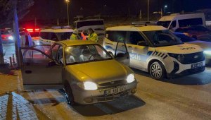 Uygulamada görevli polise çarpıp kaçtılar: 4 gözaltı