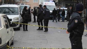 Yoldan geçenleri bıçakladı: 1'i ağır 3 yaralı