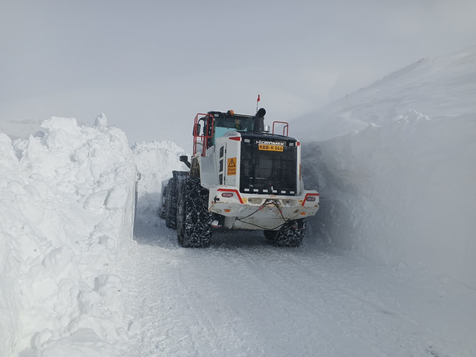 KAYSERİ BÜYÜKŞEHİR, KIRSALDA 1 METREYİ AŞAN KARLARI TEMİZLİYOR, YOLLARI AÇIYOR