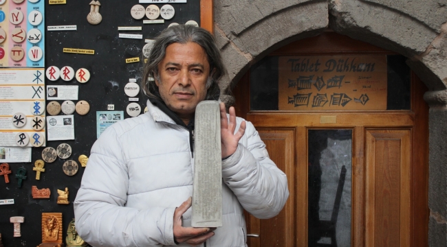 Kültepe’de bulunan 4 bin yıllık tabletlerin replikalarını çivi yazısıyla kile işliyor