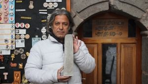 Kültepe’de bulunan 4 bin yıllık tabletlerin replikalarını çivi yazısıyla kile işliyor