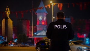 Polis ekipleri 1 milyon 885 bin TL ve forklift ele geçirdi 