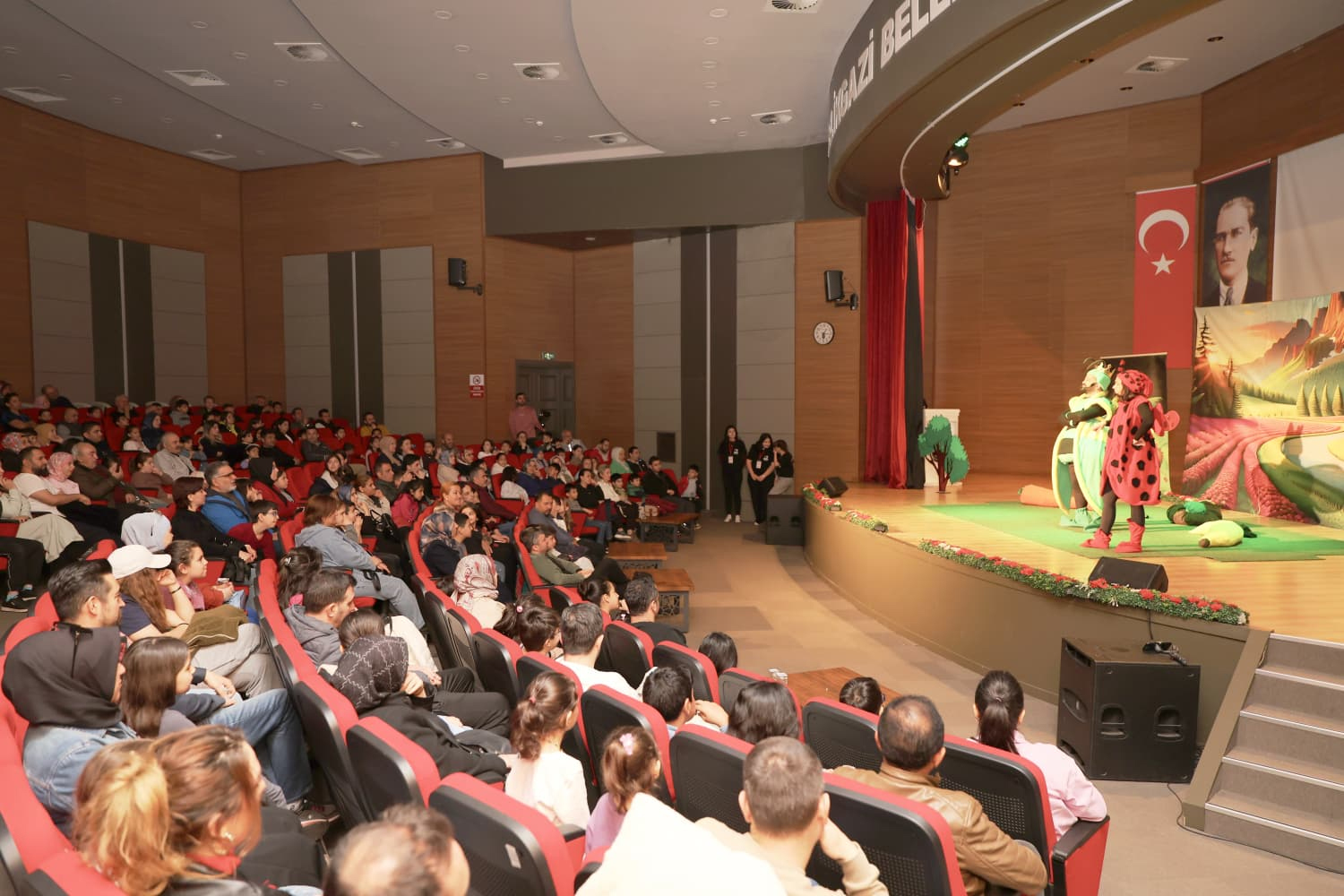 'Ormanlar Kralı Ağustos Böceği' Oyunu Melikgazi’de Çocuklarla Buluştu